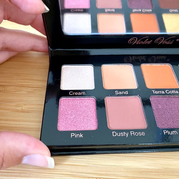 Violet Voss Essentials Palette - Picture 4 of 5